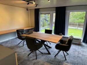 une salle de conférence avec une table et des chaises en bois dans l'établissement HubTime, à Algermissen