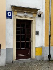 Una puerta a un edificio con un cartel. en Studio przy Rynku - self check in, en Opole
