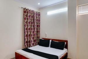Postel nebo postele na pokoji v ubytování Super Hotel O OM SAI RAM GUEST HOUSE + 23 fotografií