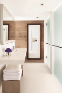 uma casa de banho com um lavatório e um espelho em The Miami Beach EDITION em Miami Beach