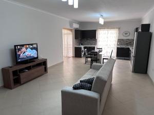 TV a/nebo společenská místnost v ubytování Cliff Side Apartment