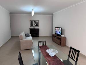 TV a/nebo společenská místnost v ubytování Cliff Side Apartment