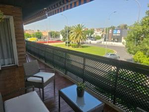 balcón con mesa y sillas y vistas a la calle en Azahar, en Córdoba
