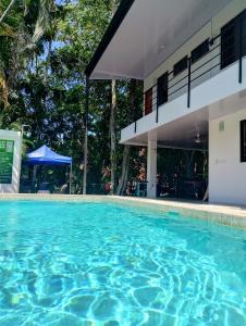 una piscina di fronte a un edificio di Casajungla Hostel a Jacó