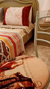 - une chambre avec un lit, une couverture et une chaise dans l'établissement SULTANA Beach Riad, à Saïdia