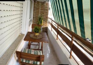 een veranda met een tafel en 2 stoelen op een balkon bij Casa del Carmen in Lorca
