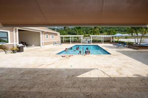 盧西的住宿－Jamaica Reggae Villa，一群人在游泳池里