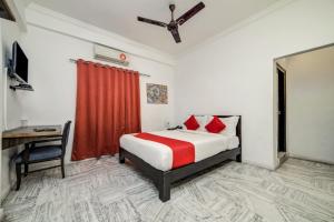 Rúm í herbergi á Hotel O JNTU college Near LULU mall, KPHB Colony.