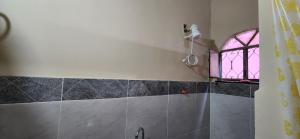 Ett badrum på Suíte aconchegante e completa! Entrada independente em nova Iguaçu
