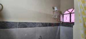 a bathroom with a shower and a window at Suíte aconchegante e completa! Entrada independente em nova Iguaçu in Nova Iguaçu