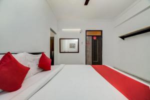 Rúm í herbergi á Hotel O JNTU college Near LULU mall, KPHB Colony.