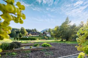 einen Garten mit einem Haus im Hintergrund in der Unterkunft Chalet Ferienhaus Hubertus in Schladming