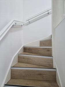una escalera en una casa con escaleras de madera en Modern House Coventry City Centre with Parking en Coventry