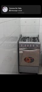 una estufa en una cocina con una pizza en Joli appartement ngor / Almadies en Ngor