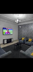 sala de estar con sofás y TV de pantalla plana. en Joli appartement ngor / Almadies en Ngor