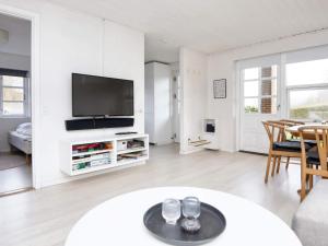 un soggiorno bianco con TV e tavolo di 6 person holiday home in B rkop a Børkop
