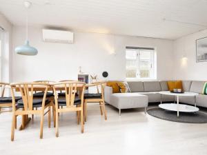 sala de estar con mesa y sofá en 6 person holiday home in B rkop en Børkop