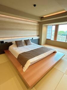 מיטה או מיטות בחדר ב-Okayama Plaza Hotel