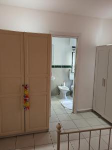 uma casa de banho com WC e uma porta aberta em atocà3 casa vacanze, self check in - vedi anche atocà1 e atocà2 em Palermo