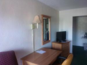 TV a/nebo společenská místnost v ubytování Heritage House Motel