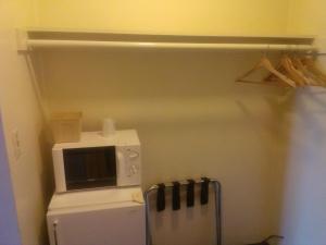 un forno a microonde in cima a un frigorifero in una cucina di Heritage House Motel a Prescott