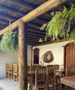 uma sala de jantar com uma mesa de madeira e cadeiras em Pousada Dendê Caraiva em Caraíva