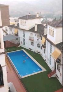 Habitación en piso في ثينيس دي لا فيغا: اطلالة جوية على منزل مع مسبح