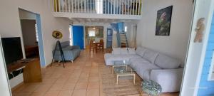 un salon avec un canapé et une table dans l'établissement Villa Standing Accès Privé Plage, à Sainte-Rose