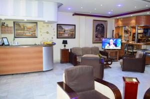 una sala d'attesa con bar e TV di Hôtel le convivial a Jijel