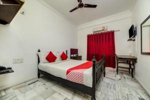 Rúm í herbergi á Hotel O JNTU college Near LULU mall, KPHB Colony.
