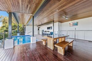 Kolam renang di atau dekat dengan 15 Kara - Luxurious Home With Million Dollar Views