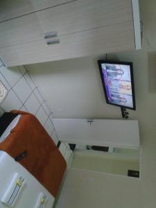 Zimmer mit einem Flachbild-TV an der Wand in der Unterkunft Hospedagem Pousada Fantasia Paraty in Paraty