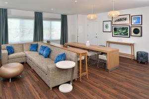 Leawood的住宿－Element Kansas City Overland Park，客厅配有沙发和桌子