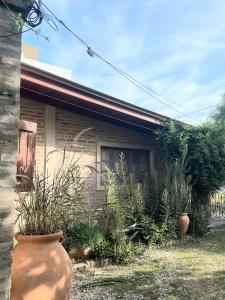 a house with a large vase in front of it at Lunas de Spilimbergo in Cordoba