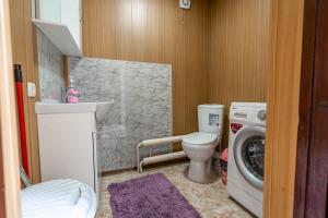 y baño con lavabo y lavadora. en Half,Гостевой дом, en Karakol