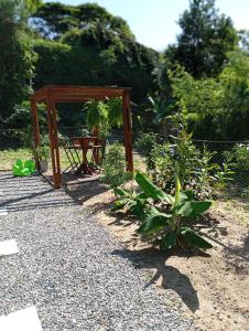 um jardim com uma mesa de madeira e algumas plantas em Recanto do Sossego em São Sebastião