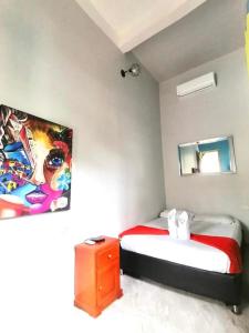 ein Schlafzimmer mit 2 Betten und einem Wandgemälde in der Unterkunft La Viduka Hostel in Cartagena de Indias
