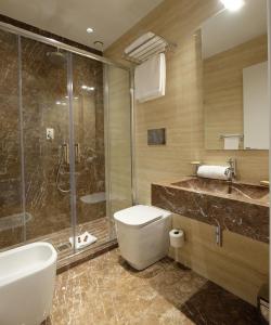 La salle de bains est pourvue d'une douche, de toilettes et d'un lavabo. dans l'établissement Navona Rooms, à Rome