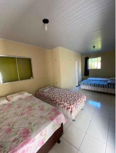 sypialnia z 2 łóżkami w pokoju w obiekcie Pousada Valente w mieście Barreirinhas