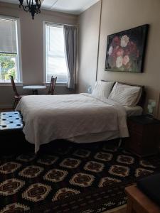 1 dormitorio con cama, mesa y ventana en Royal Accommodation en Stratford