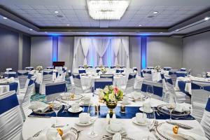 une salle de conférence avec des tables et des chaises blanches dans l'établissement Delta Hotels by Marriott Dartmouth, à Halifax