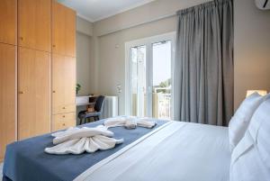 Ένα ή περισσότερα κρεβάτια σε δωμάτιο στο Solomos Apartments