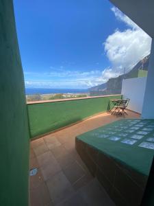a balcony with a table and a view of the ocean at ApKanariooo in Frontera