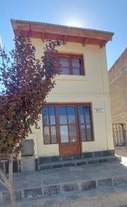 una piccola casa con un albero di fronte di ButaCoin2 a Buta Ranquil