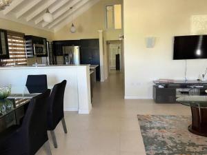 cocina con mesa, sillas y barra en SEA VIEW - Sunset Villa Family home in Richmond, en Richmond