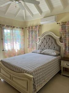 een slaapkamer met een groot bed in een kamer bij SEA VIEW - Sunset Villa Family home in Richmond in Richmond