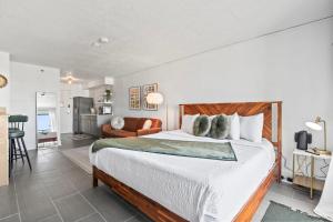 Un dormitorio con una cama grande y una sala de estar. en Holiday Home in Myrtle Beach 51406, en Myrtle Beach 35 fotos más