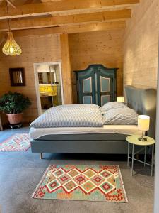 um quarto com uma cama num quarto em Ferienwohnung im Loft-Style mit Sauna im historischen Schwarzwaldhof em Simonswald