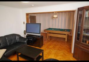 Biliár nebo kulečník v ubytování Schöne Unterkunft mit Billard + 2 fotografie