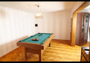 Habitación con mesa de billar y lámpara de araña. en Schöne Unterkunft mit Billard en Meinerzhagen